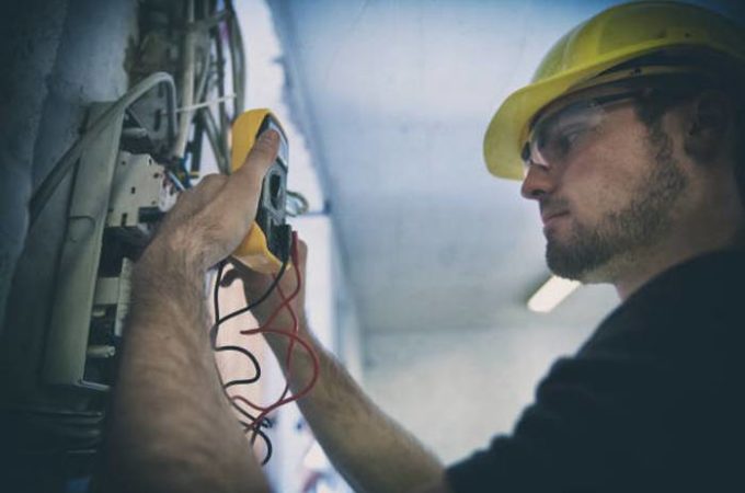 electrician testing-voltage-in-a-fuse-box