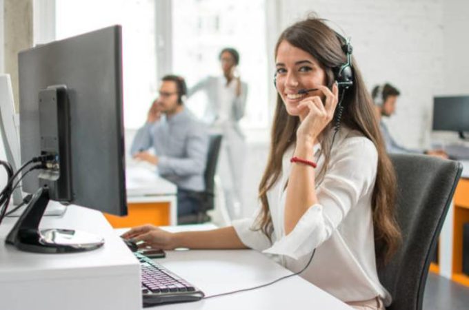 woman-phone-office-computer