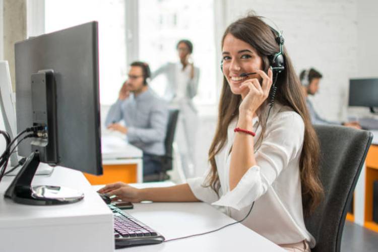 woman-phone-office-computer