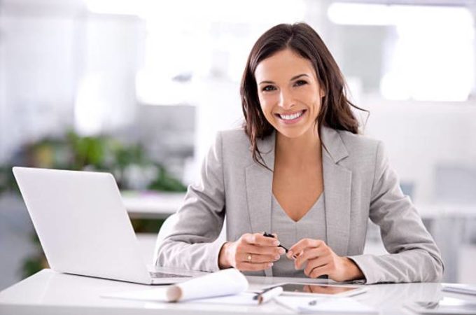 businesswoman-laptop-office